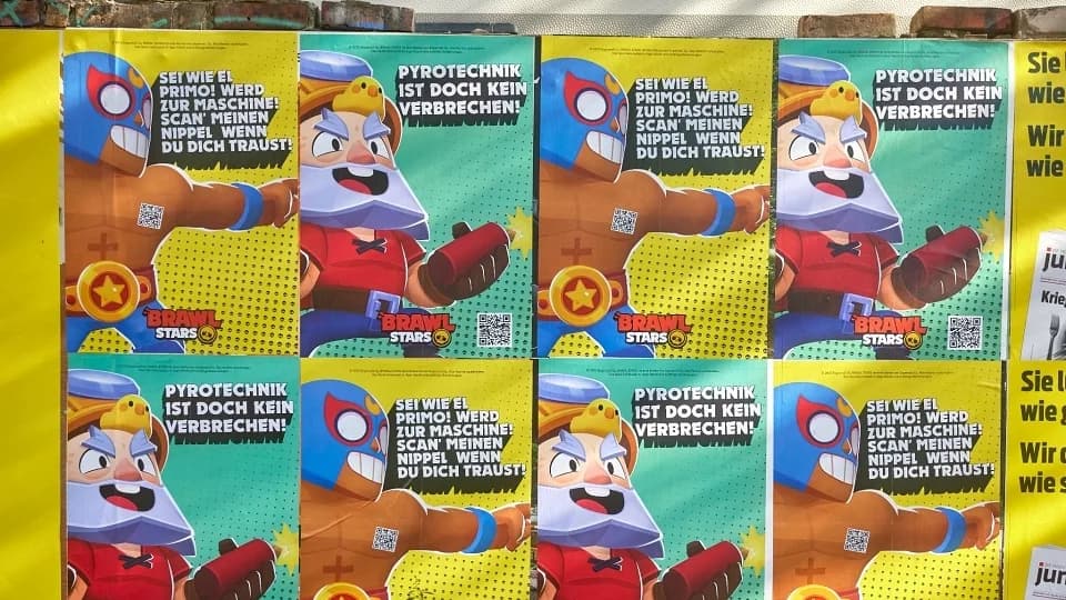 Wall of Brawl Stars posters with cartoon wrestler and bearded miner, one reading "PYROTECHNIK IST DOCH KEIN VERBRECHEN!"